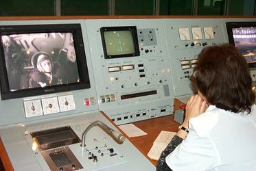 Frank De Winne can be seen on the monitor during the landing exam