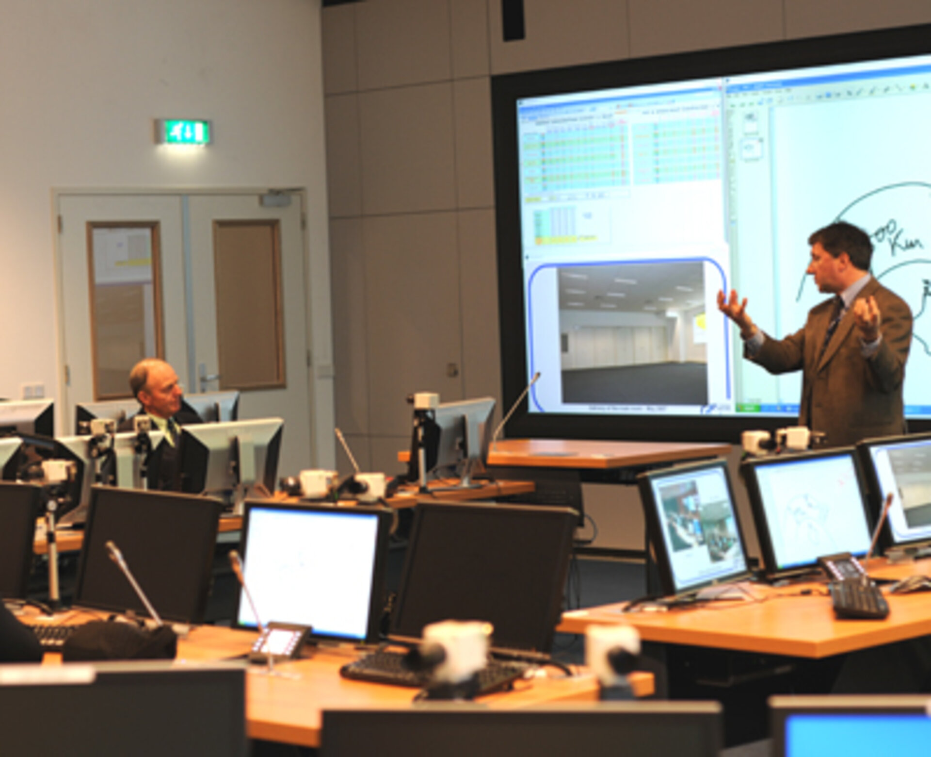 KIVI NIRIA representatives visiting the CDF as part of the Space for Engineering Leaders Symposium