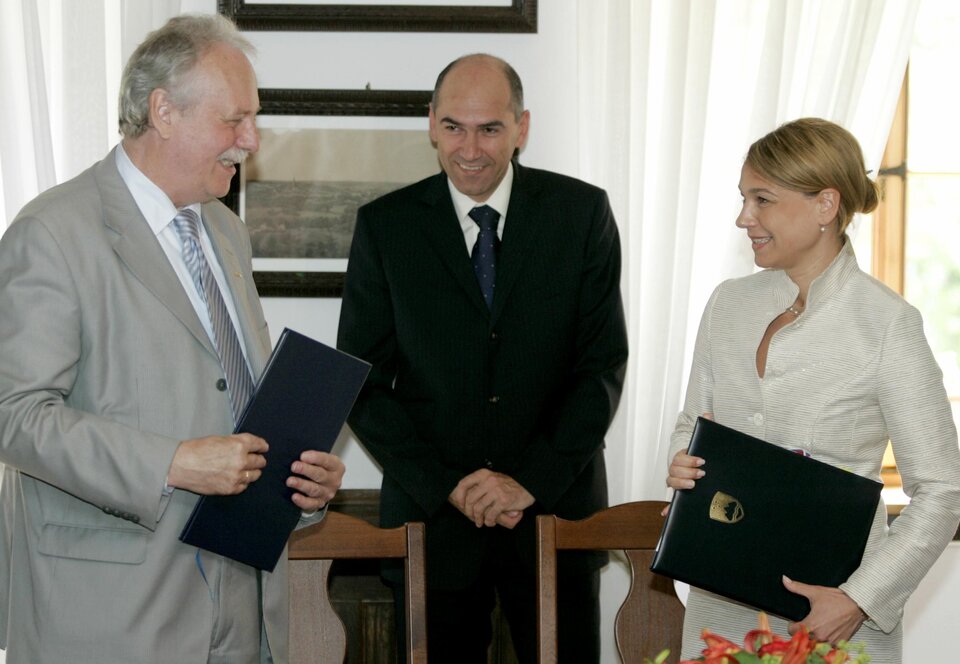 René Oosterlinck (left), Mojca Kucler Dolinar and Janez Janša (centre), Prime Minister of Slovenia