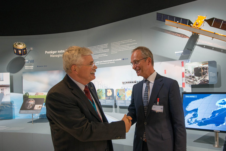 Karlheinz Kreuzberg presents to Henk Kamp the ESA Pavilion