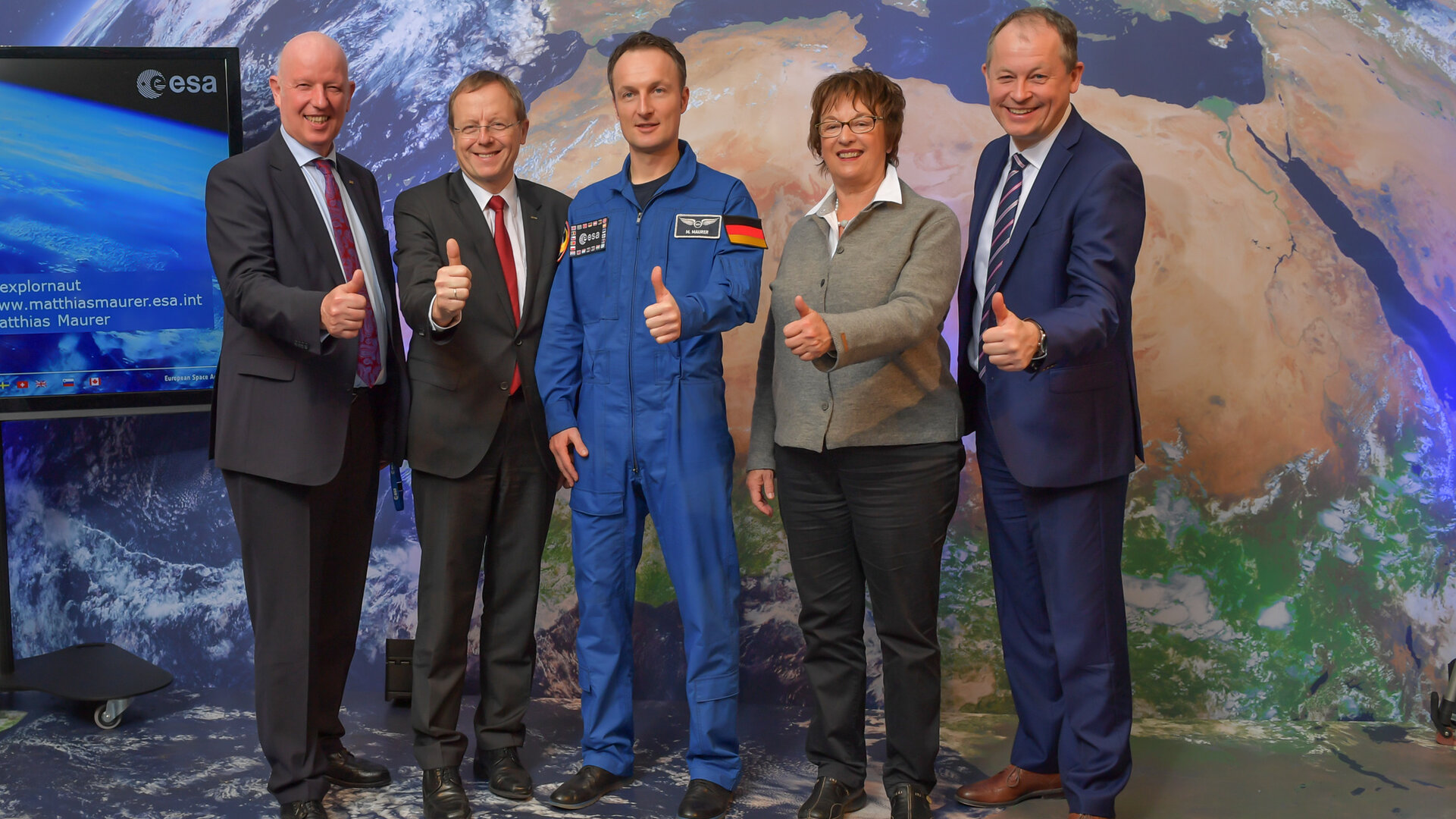 Von l. n. r.: DLR-Vorstandsmitglied Dr. Gerd Gruppe, ESA-Generaldirektor Prof. Jan Wörner, ESA-Astronaut Dr. Matthias Maurer, Bundeswirtschaftsministerin Brigitte Zypries, ESA-Direktor für bemannte Raumfahrt und robotische Exploration Dr. David Parker