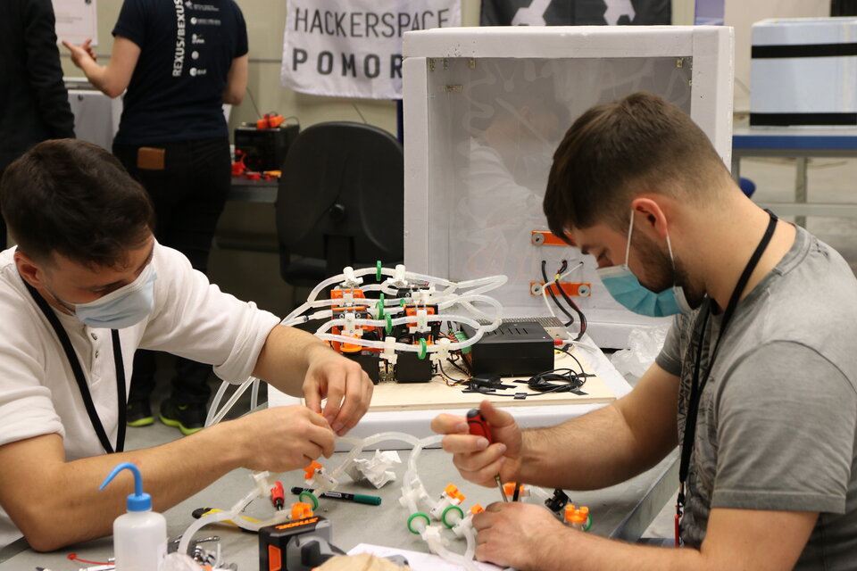 The Stardust team preparing their filter system for flight