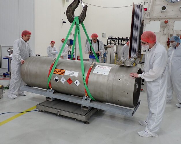 Weighing the hydrazine tanks