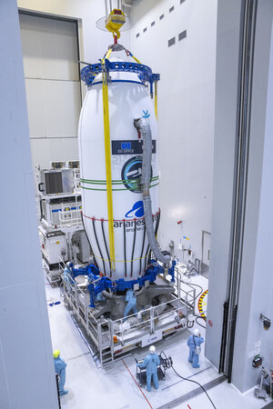 Hoisting Sentinel-1C inside Vega-C's fairing to the top of the rocket