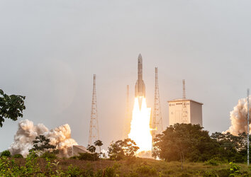 Wide view of second Ariane 6 liftoff