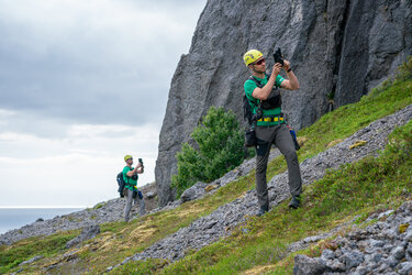 Pangaea 2025 – Walking though the Flakstadoy massif, astronauts document intrusive rock outcrops.