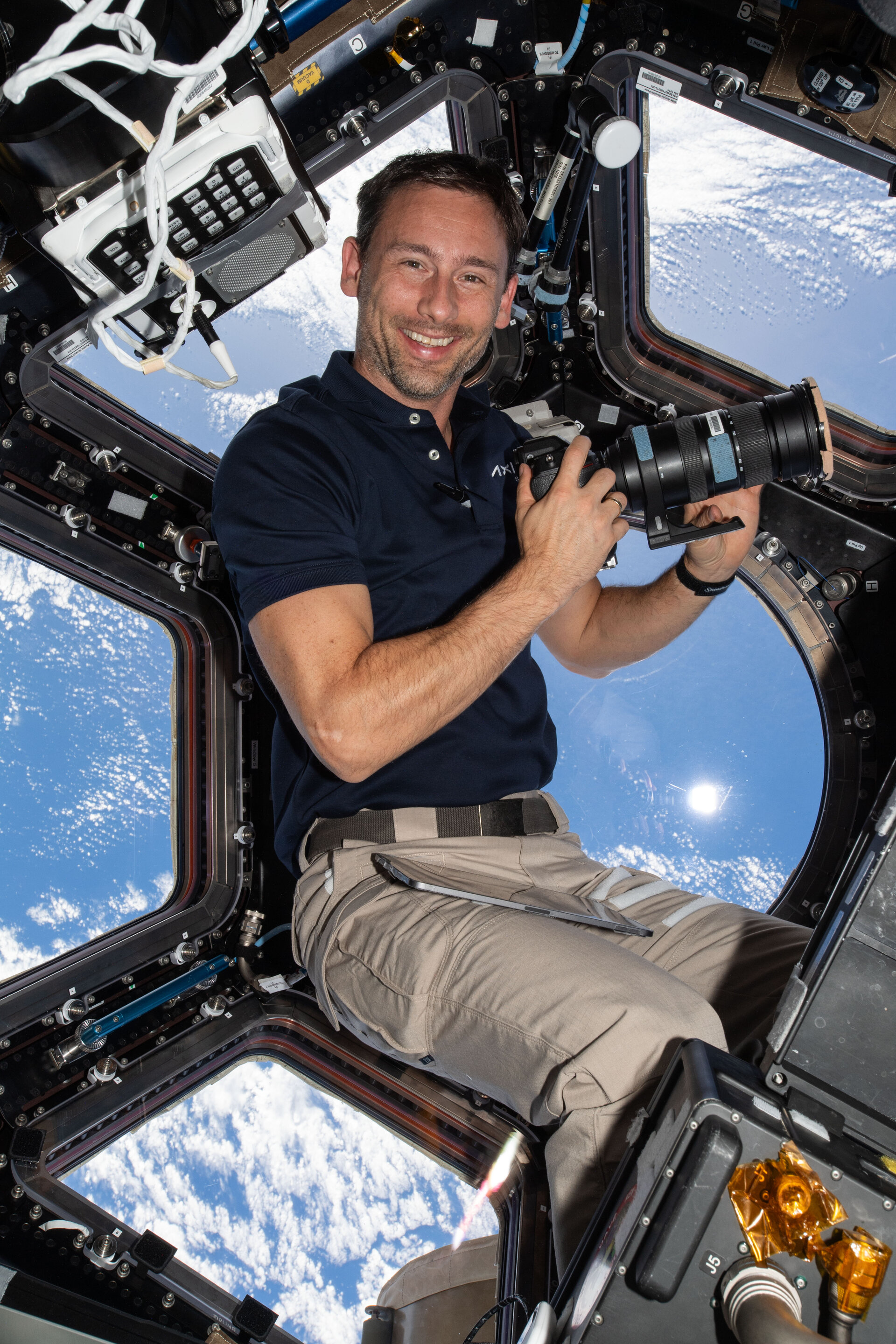 Sławosz Uznański-Wiśniewski in Cupola with camera