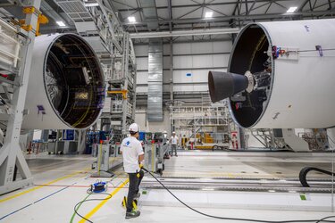 Connecting upper and main stage for Ariane 6 flight VA267 in the launcher assembly building