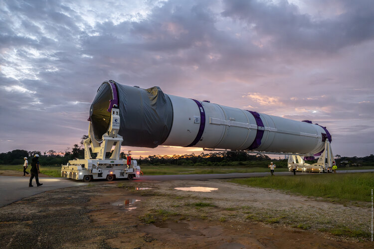 Moving Ariane 6 flight VA267 central core to the launch pad
